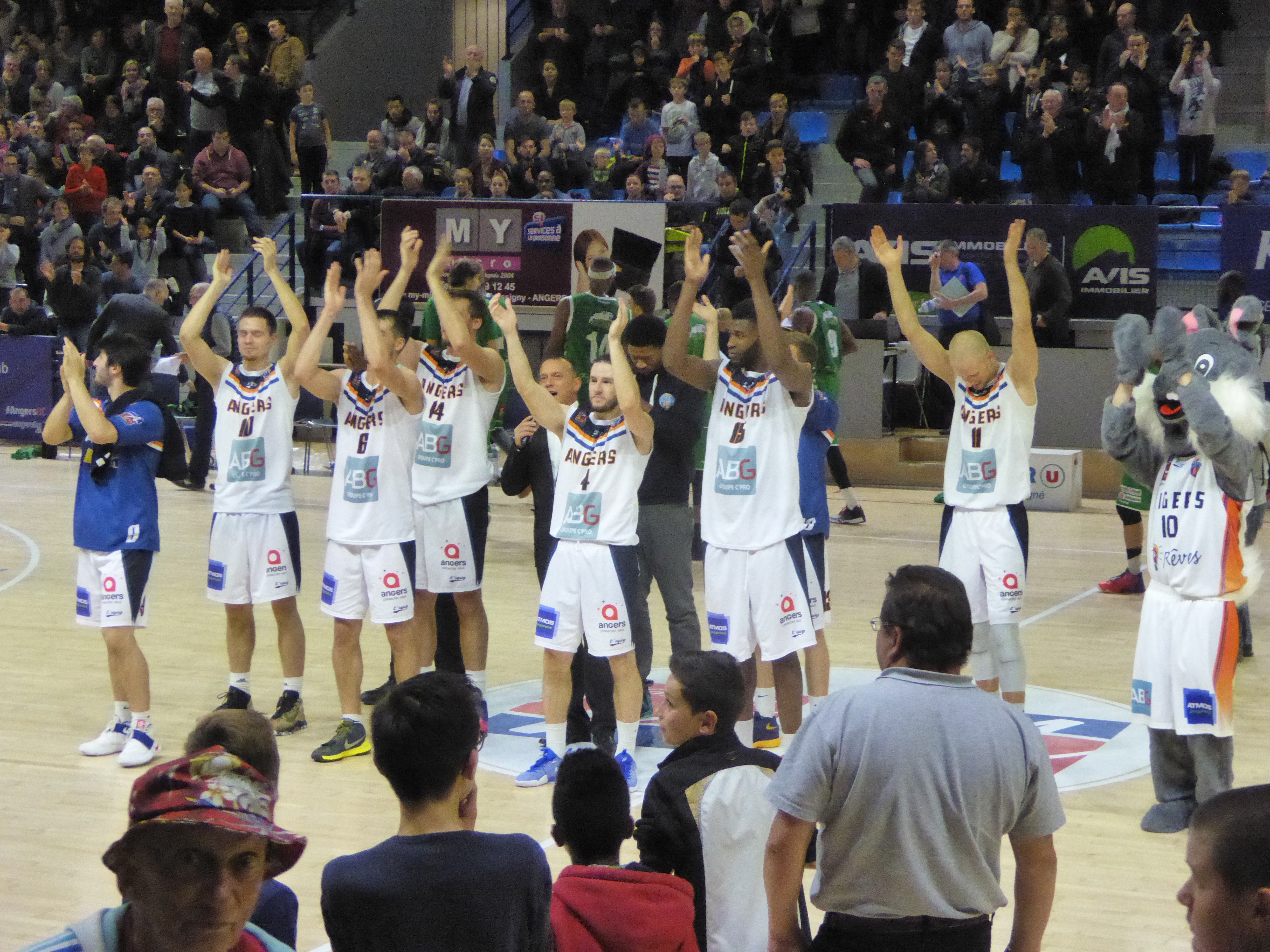 La joie des joueurs d'Angers BC à la fin du match