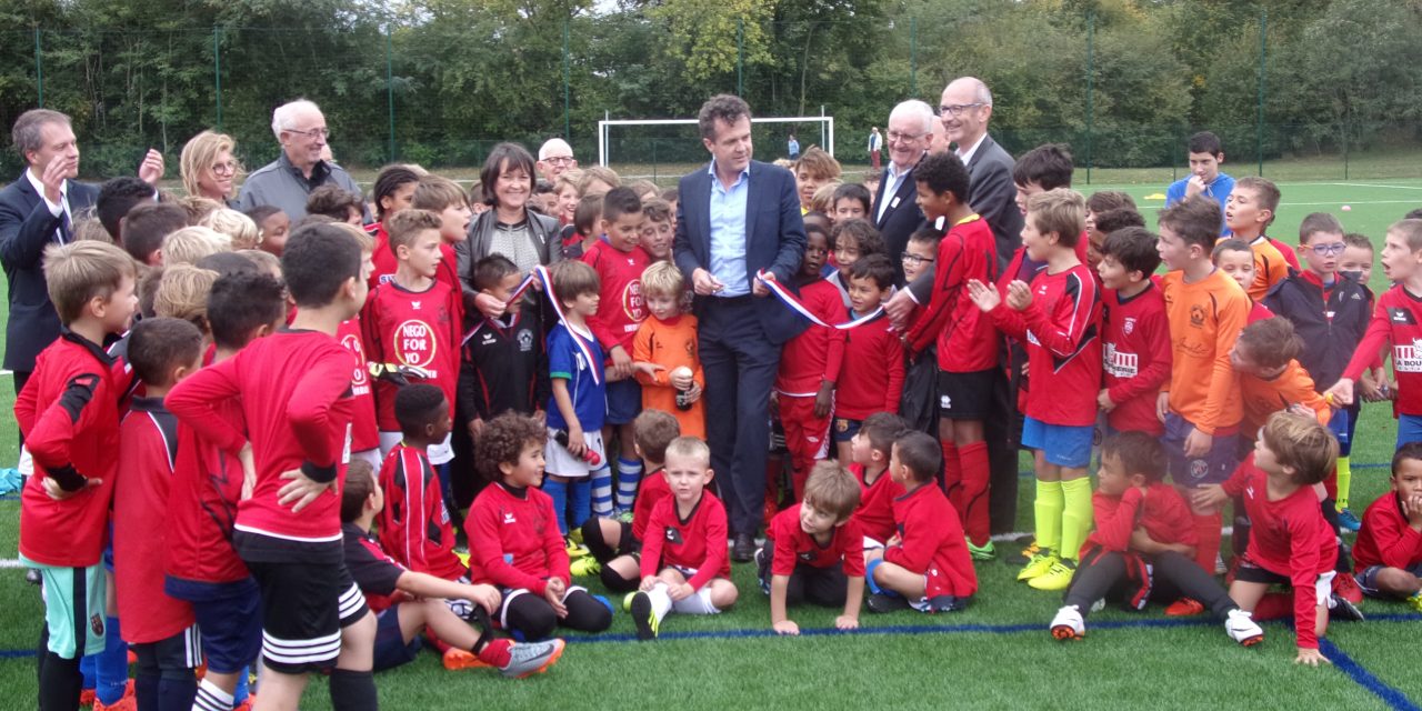 Le club d’Angers SCA fait peau neuve : Le maire d’Angers a inauguré les nouveaux terrains synthétiques.