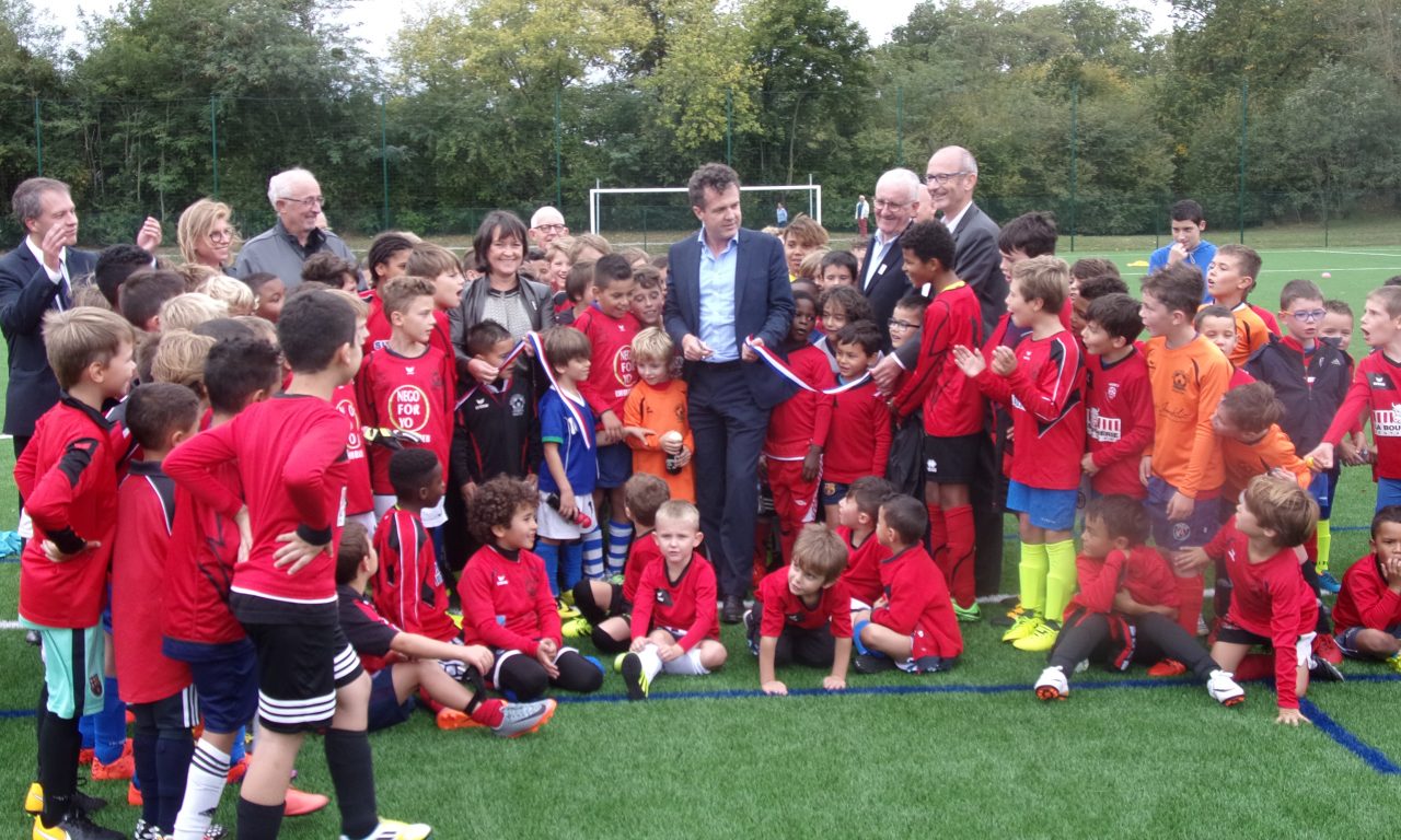 Le club d’Angers SCA fait peau neuve : Le maire d’Angers a inauguré les nouveaux terrains synthétiques.