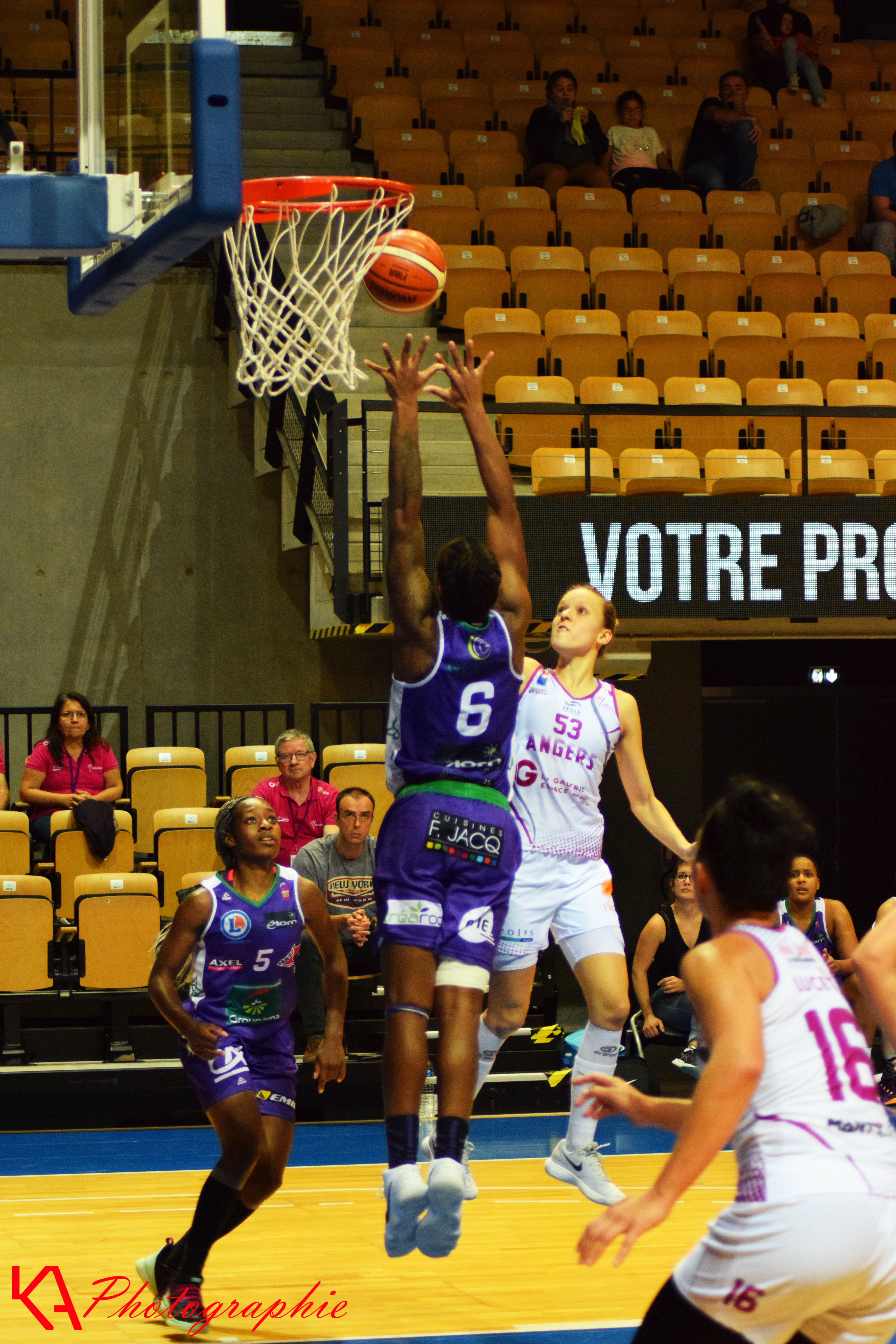 Précédemment au contre, c'est en attaque et au contact des adversaires que Camille Aubert aura particpé à la victoire des siennes 