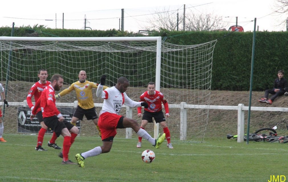 PH – Gr. F : Vainqueur de St André-des-Eaux 3 buts à 2, EA La Tessoualle retrouve la pole position.