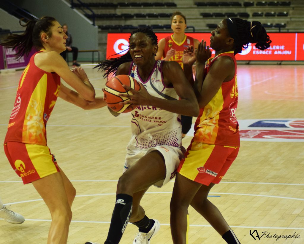 Meilleure joueuse du match, Lorraine LOKOKA perce la défense nantaise et marquera 23 points dans cette rencontre 