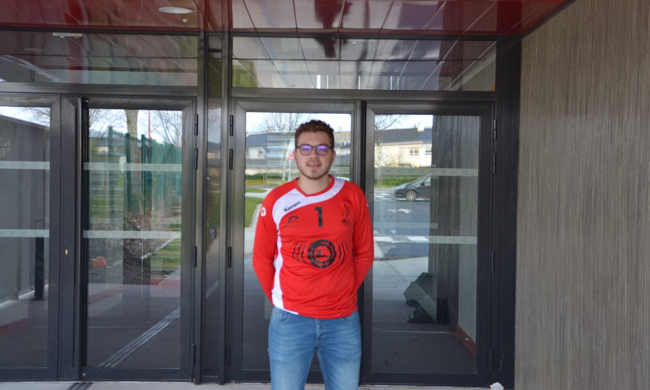 Arthur MAUPOINT est un gardien de but investi au club de l&rsquo;AAEEC Ponts-De-Cé Handball.