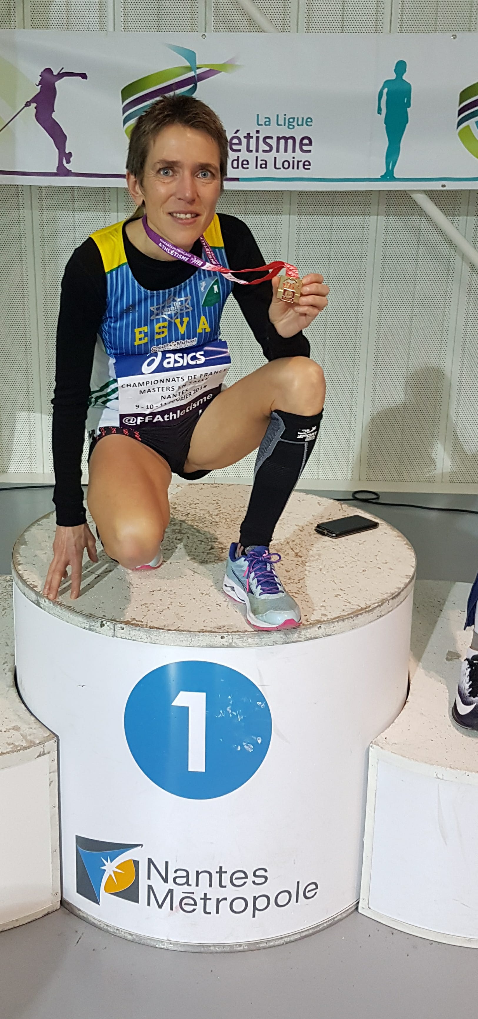 Catherine THOMAS-PESQUEUX avec sa médaille de championne de France Master aux 3000 mètres en salle, à Nantes.