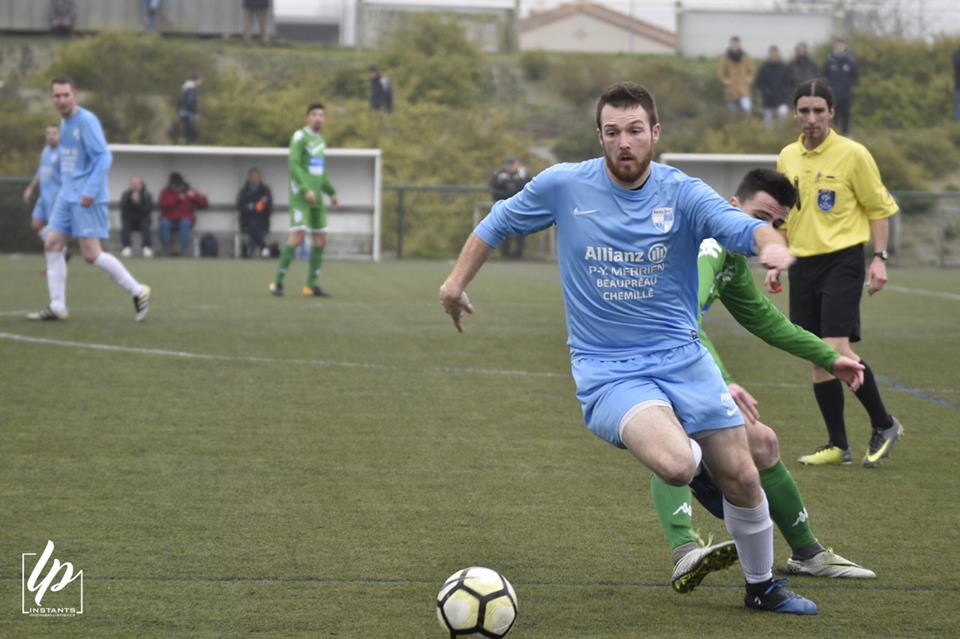 Bastien Clémot avec le maillot de l'Avenir Saint-Pierre-Montrevault (Photo - Lisa PAQUEREAU).