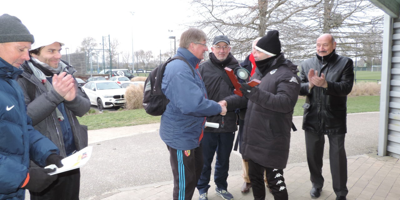 Casimir ZURASZEK s’est vu remettre le trophée Georges BOULOGNE de la part de l’Amicale des Éducateurs de Football.