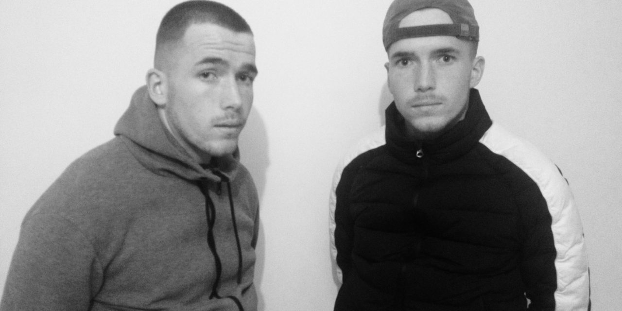 Luc et José Allard, frères jumeaux unis par la passion du football.