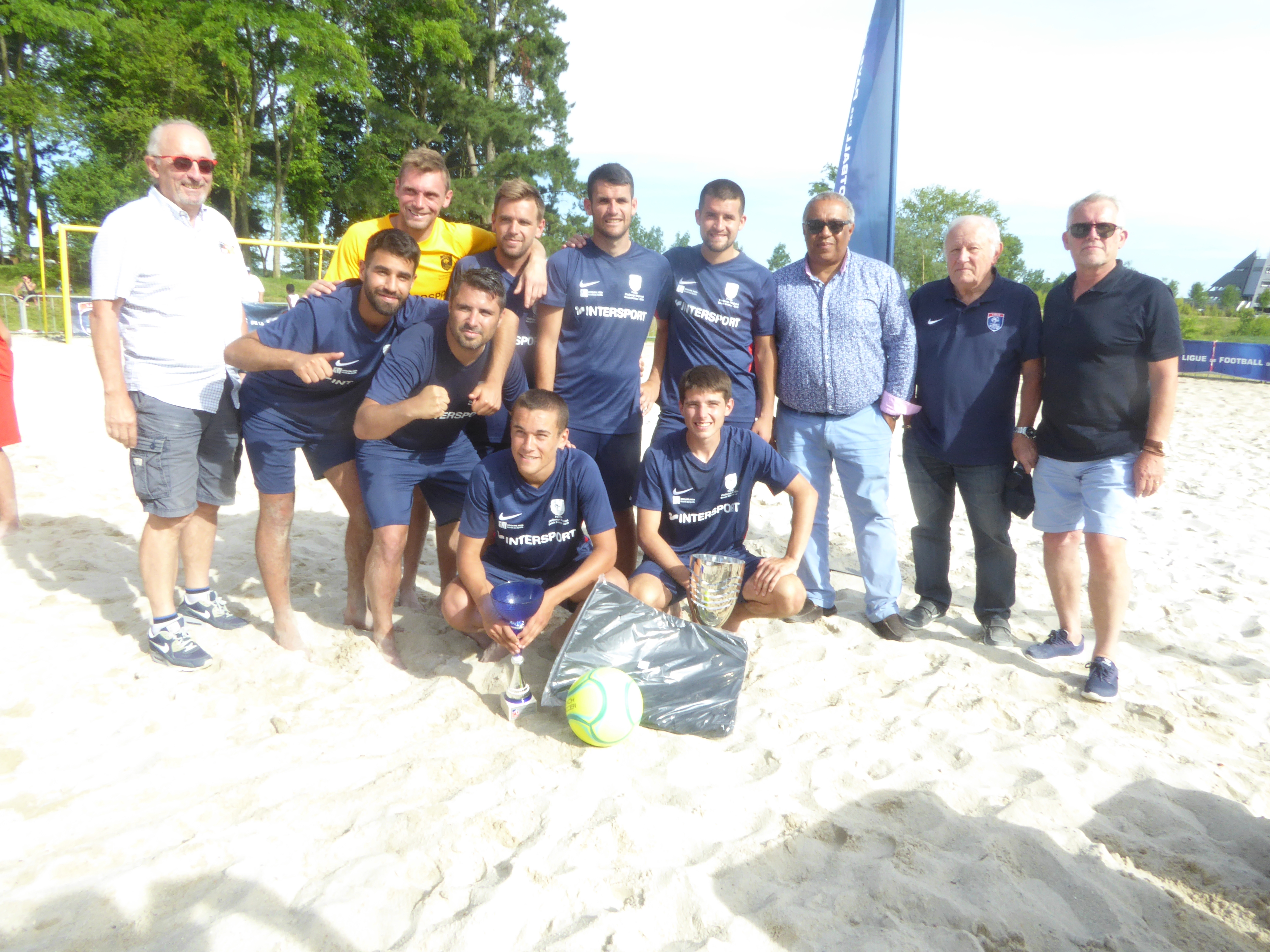 Les Vendéens du TVEC Les Sables-d’Olonne remportent le titre de champion régional de beach soccer à Angers.