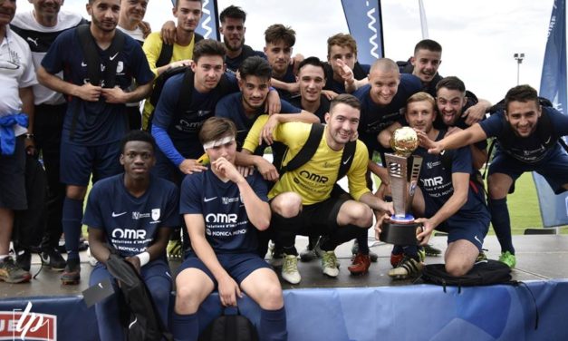 Les footballeurs du Vendée Fontenay Foot remportent la première Coupe des Pays de Loire.