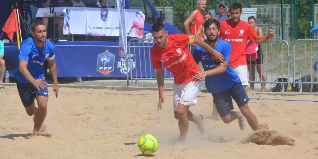 Fontenay VF chez les hommes et l’ESOF La Roche/Yon chez les femmes remportent le Challenge Régional Beach Soccer !