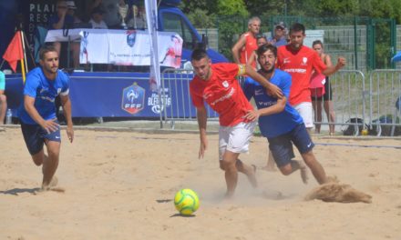 Fontenay VF chez les hommes et l’ESOF La Roche/Yon chez les femmes remportent le Challenge Régional Beach Soccer !