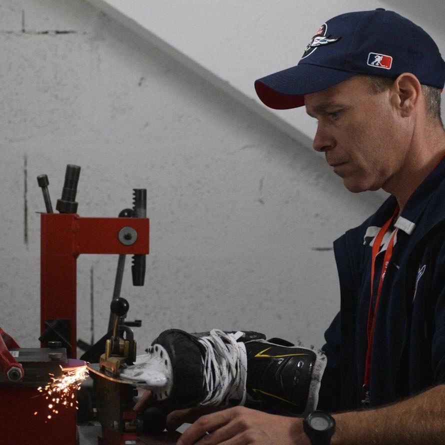 Steve ARTANO s'occupe de l'affûtage des patins, une mission très importante.
