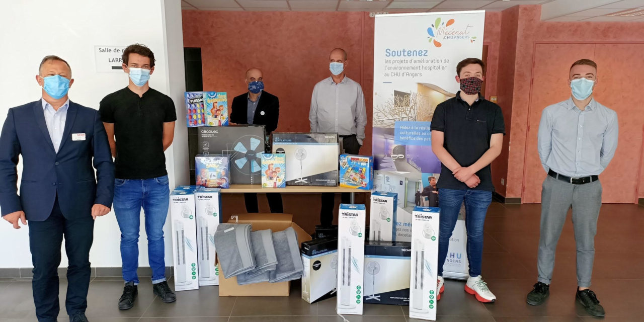 Le SCO Cyclisme Angers livre 1000 euros de matériel au CHU, offert par les Géant Casino d’Angers.