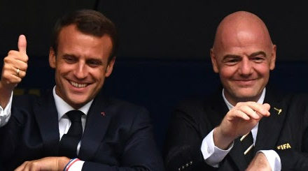 Entretien du Président de la République française avec le Président de la FIFA à Paris.