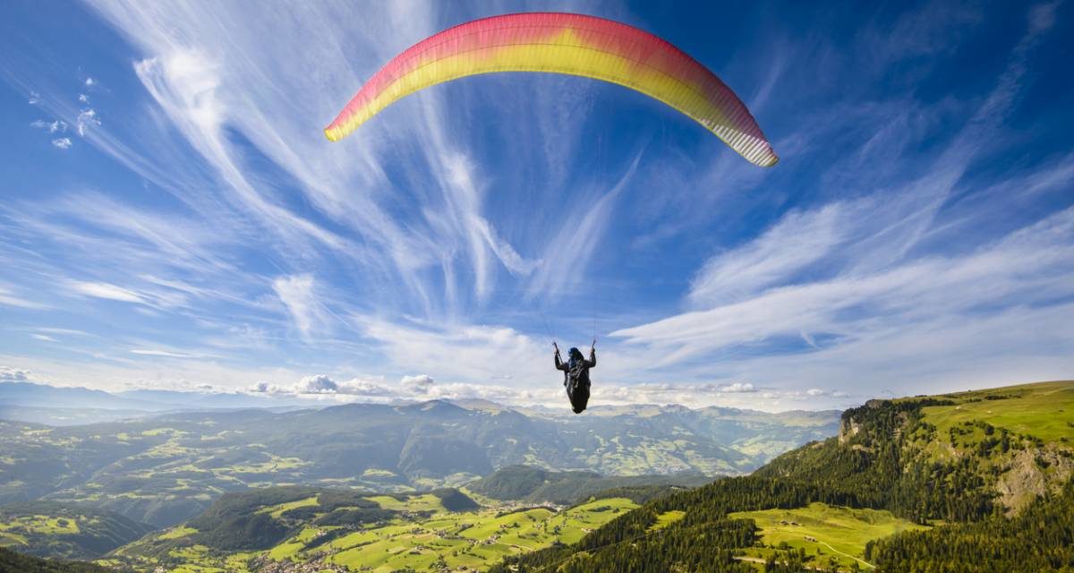 Apprendre le parapente, combien d’étapes avant de voler en solo ?