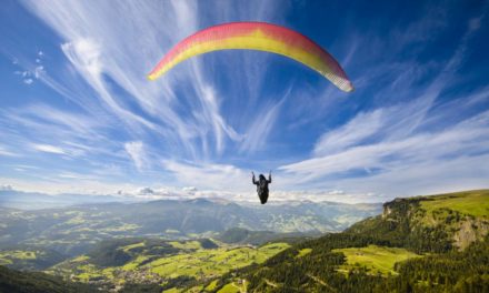 Apprendre le parapente, combien d’étapes avant de voler en solo ?