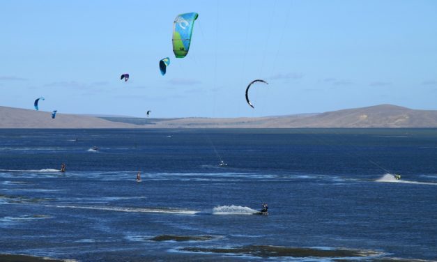 Cinq spots d’exception pour apprendre le kitesurf au Maroc.