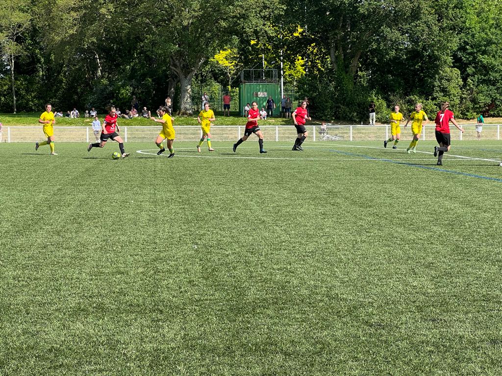 Les joueuses du SO Cholet clôturent leur saison par une lourde défaite face au FC Nantes (8-1).