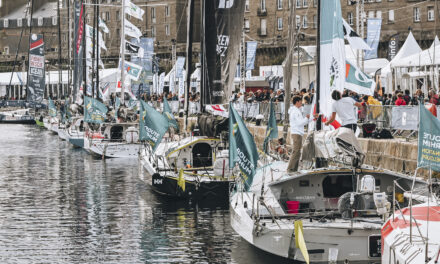 Les IMOCA paradent et ferment la marche des arrivées à Saint-Malo.