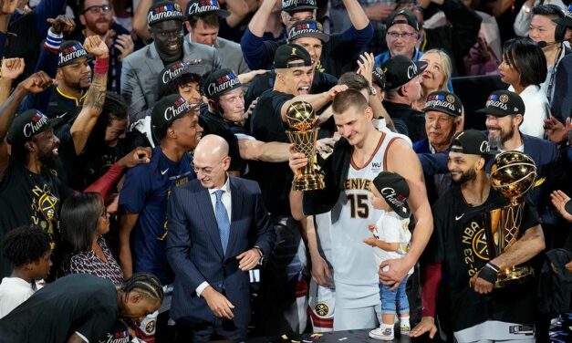 Les Denver Nuggets remportent le premier titre NBA de leur histoire avec Nikola Jokic MVP des Finales