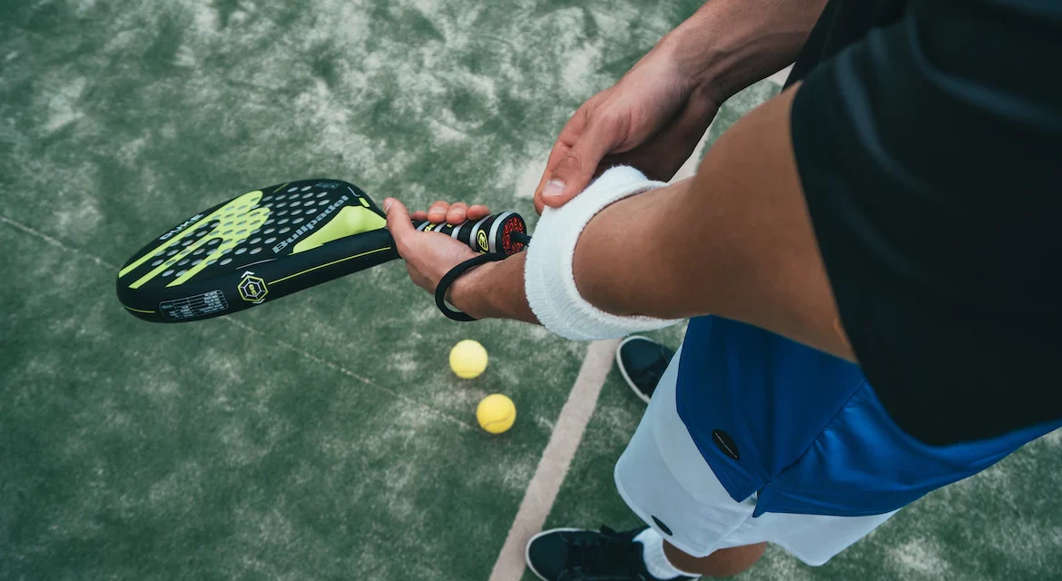 Qu’est-ce que le paddle tennis et comment remplace-t-il le tennis ?
