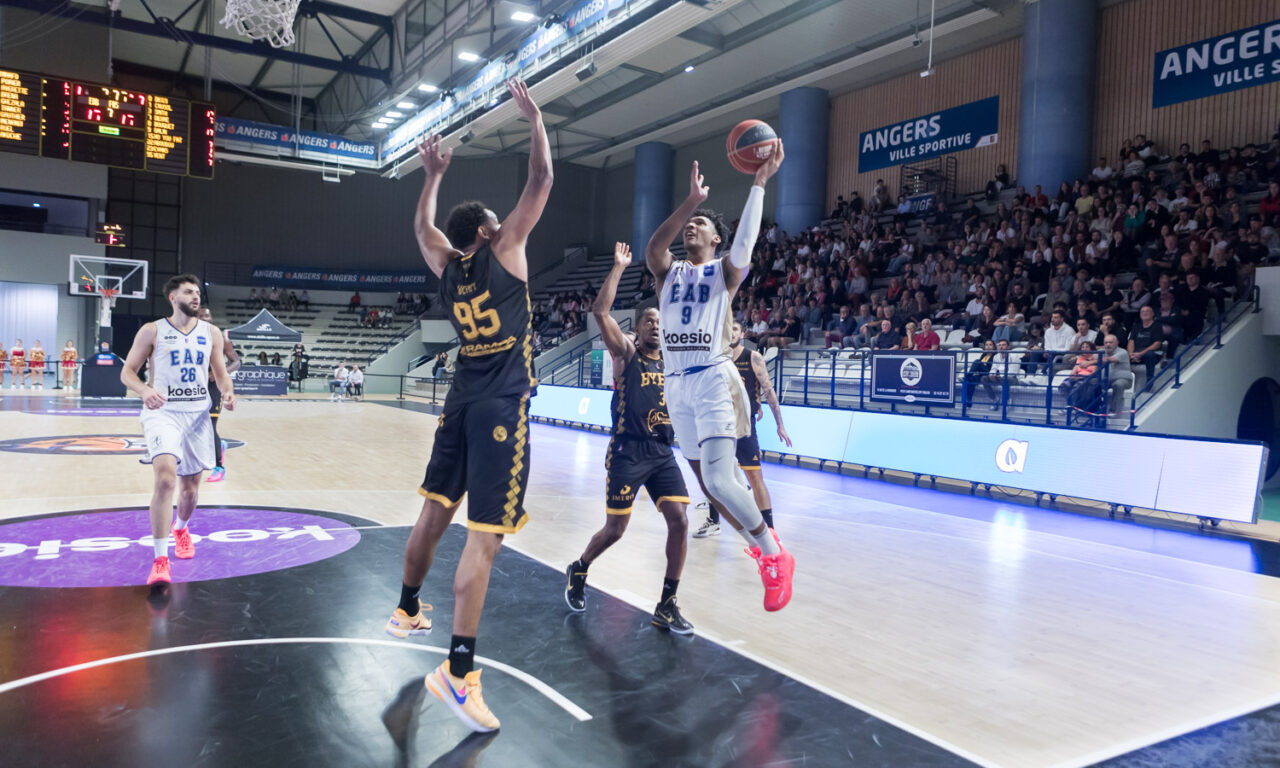 Pro B (J1) : L’Etoile Angers Basket réussit son entrée face à Fos dans un match interminable (92-88).
