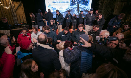 La belle complicité entre les skippers et le public sur le village de l’ARKEA ULTIM CHALLENGE – Brest.