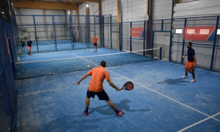 Le padel devient une pratique sportive de plus en plus tendance en France.