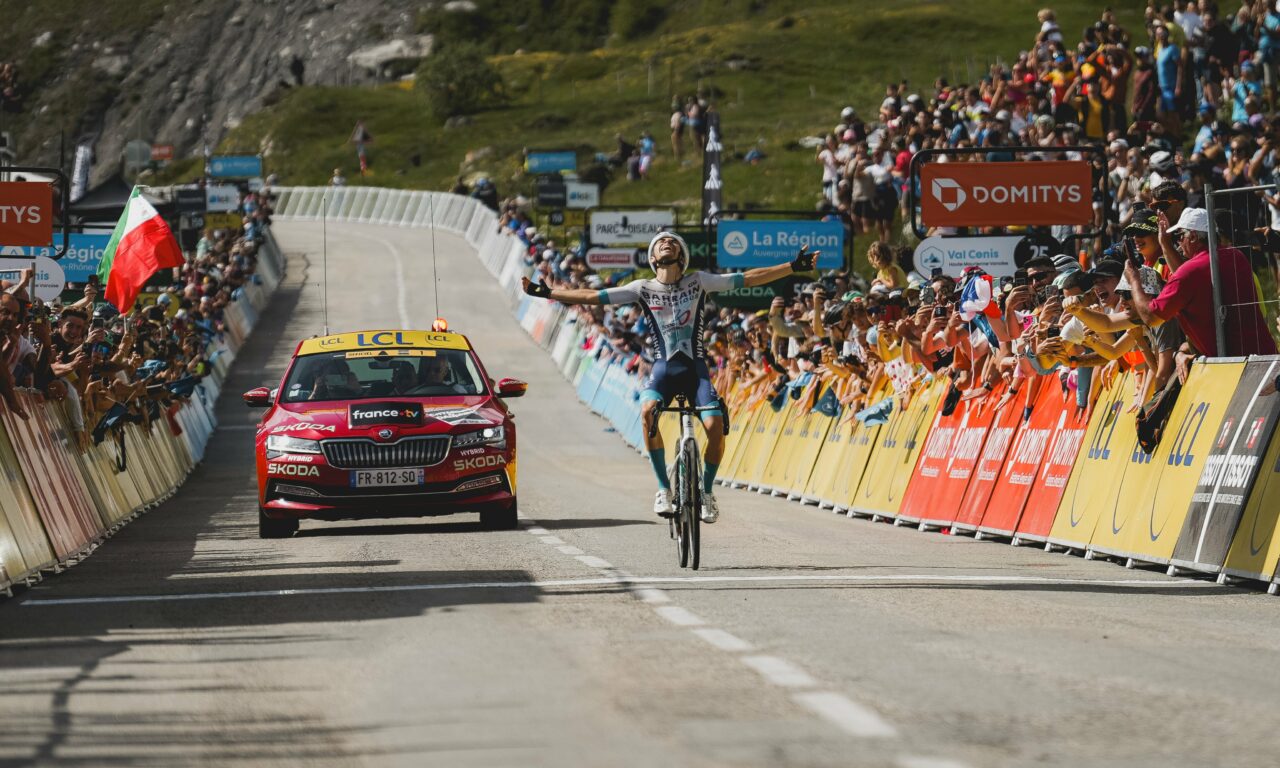 Le Français Lenny Martinez remporte la dernière étape du Dauphiné.