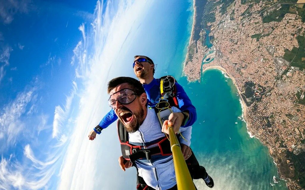 Pourquoi les Ligériens filent aux Sables d’Olonne pour sauter en parachute ?