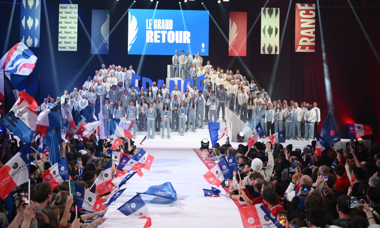 Les médaillés de la délégation française et le  drapeau olympique fêtés par plus de  6000 personnes, à Albertville.