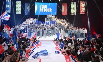 Les médaillés de la délégation française et le  drapeau olympique fêtés par plus de  6000 personnes, à Albertville.