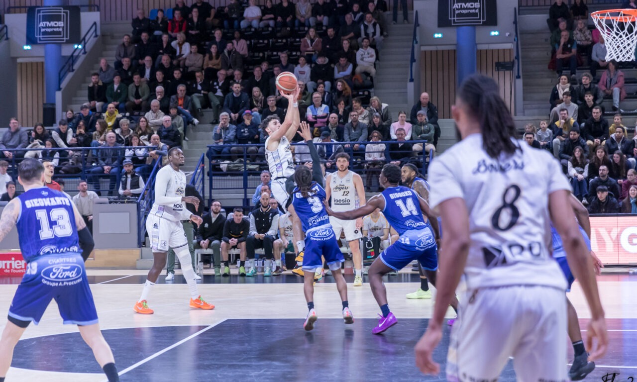 Après sept matchs sans victoire, l’EAB se relance contre Chartres et s’accroche à son rêve de poule haute