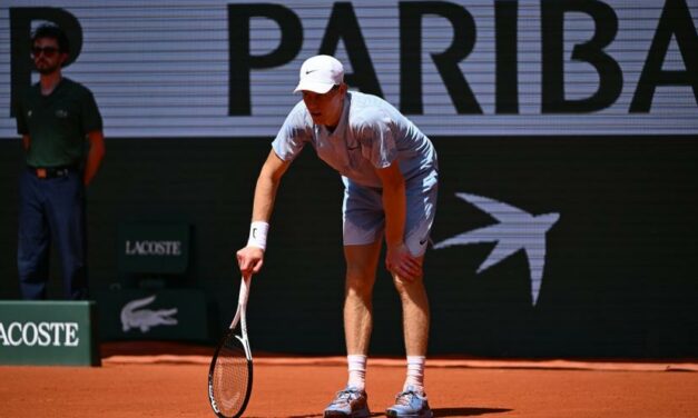 Roland Garros : Jannik SINNER vaincu au deuxième tour, Moïse KOUAME signe l’exploit du jour !