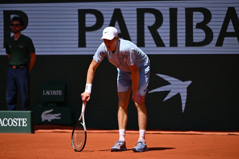 Roland Garros : Jannik SINNER vaincu au deuxième tour, Moïse KOUAME signe l’exploit du jour !