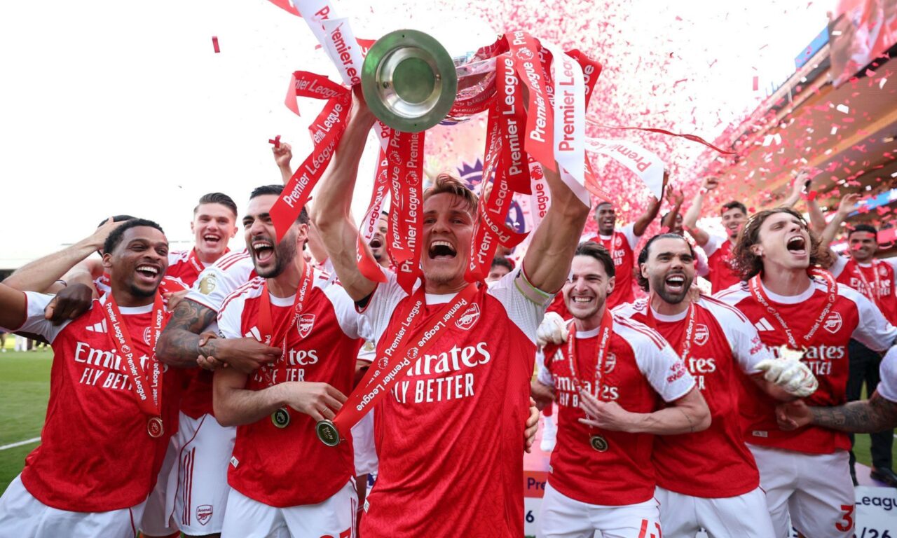 Bilan Première League 2025-2026 : Arsenal brise la malédiction, West Ham sombre, Tottenham frôle l&rsquo;abîme
