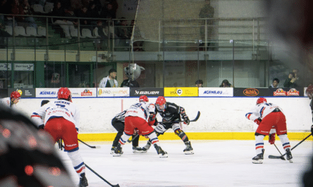 HOCKEY SUR GLACE : LES DOGS DE CHOLET PASSENT ENCORE TOUT PRÈS DE LEUR PREMIÈRE VICTOIRE FACE À LYON (3-4, PRL)